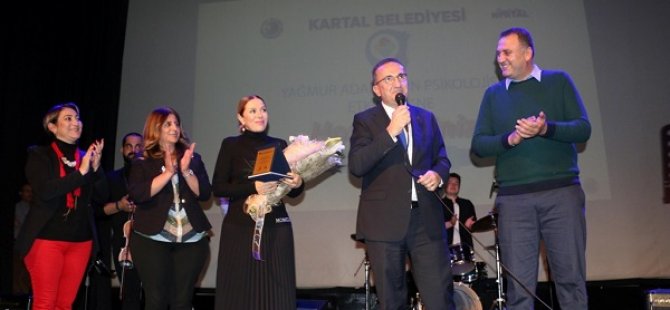 ZUHAL OLCAY'DAN KARTAL'DA MUHTEŞEM KONSER