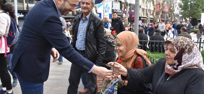 BAŞKAN AHMET CİN KADINLAR GÜNÜ'NDE KADINLARA ÇİÇEK DAĞITTI