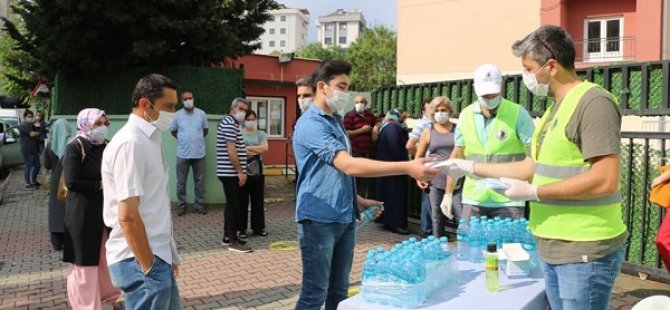 KARTAL BELEDİYESİ'NDEN SINAVA İREN ÖĞRENCİLERE SU VE KOLONYA İKRAMI