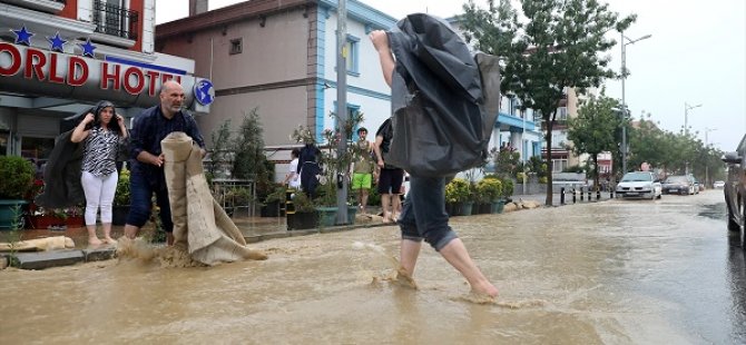 İSTANBUL'U SEL ALDI :1 VATANDAŞ HAYATINI KAYBETTİ