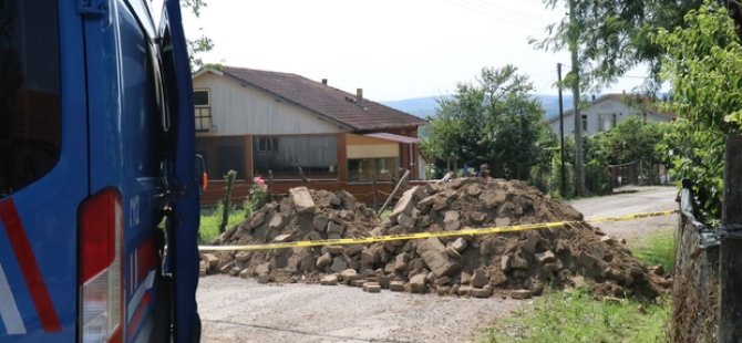 SAKARYA'DA KORANAVİRÜS ÖNLEMİ! SOKAK MOLOZ DÖKÜLEREK  KARANTİNAYA ALINDI