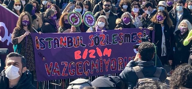 KADINLAR SOKAĞA İNDİ İSTANBUL SÖZLEŞMESİNİN KALDIRILMASI PROTESTO EDİLDİ