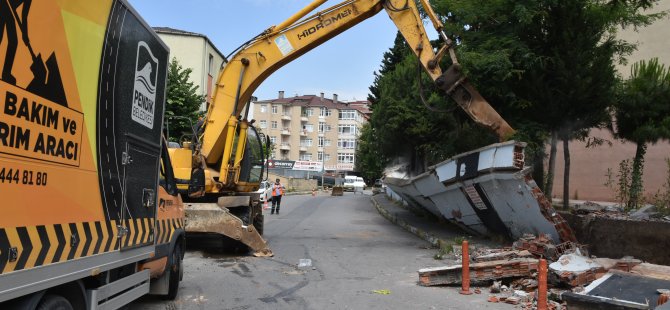 RİSK TAŞIYAN BAHÇE DUVARI YENİLENİYOR