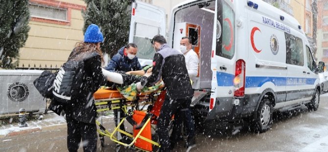 KARTAL BELEDİYESİ HASTA NAKİL AMBULANSI YOĞUN KAR YAĞIŞINDA DA GÖREVİNİN BAŞINDA