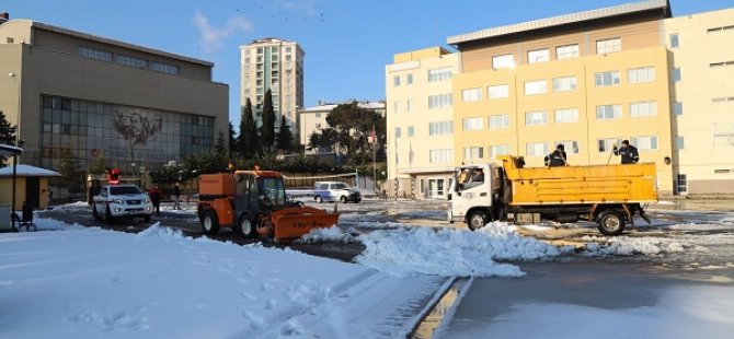 KARTAL BELEDİYESİ'NDEN OKUL BAHÇELERİNE KAR TEMİZLİĞİ