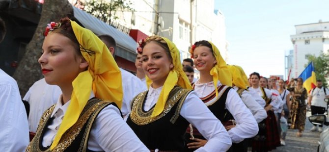 ULUSLARARASI HALK OYUNLARI FESTİVALİ COŞKUSU KARTAL'IN MAHALLELERİNİ SARDI