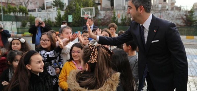 BAŞKAN GÖKHAN YÜKSEL ÖĞRENCİLERİN KARNE HEYECANINA ORTAK OLDU