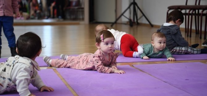 TUZLA'DA 12 AYLIK BEBEKLERİN EMEKLEME YARIŞI RENKLİ ANLARA SAHNE OLDU