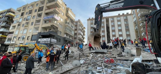 ŞANLIURFA'DA 7 KATLI AĞIR HASARLI BİNA ÇÖKTÜ