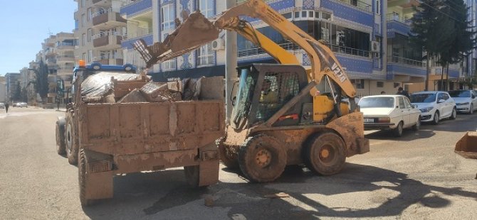 ÜMRANİYE BELEDİYESİ 37 ARACIYLA DEPREM BÖLGESİNDE HİZMET VERİYOR