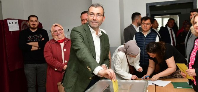 BAŞKAN AHMET CUMHURBAŞKANI SEÇİMİ İÇİN OYUNU ORHAN SİNAN HAMZOĞLU ORTAOKULUNDA KULANDI