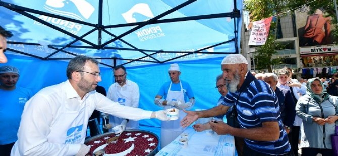 BAŞKAN AHMET CİN VATANDAŞLARA AŞURE İKRAMINDA BULUNDU