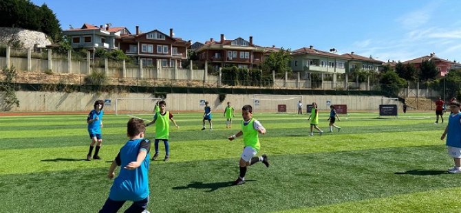 PENDİKLİ  MİNİK FUTBOLCULAR PROFESYONEL FUTBOLCULARA TAŞ ÇIKARDI