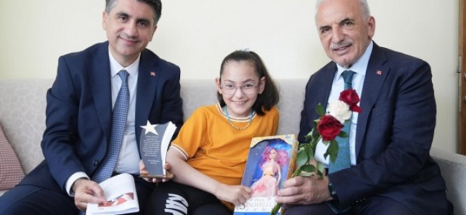 BAŞKAN İSMET YILDIRIM KAS HASTASI SUDENAZ’IN KARNE SEVİNCİNE ORTAK OLDU