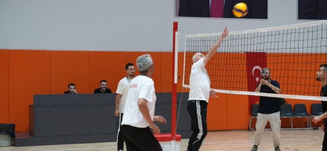 BAŞKAN YILDIRIM PERSONELLE VOLEYBOL OYNADI