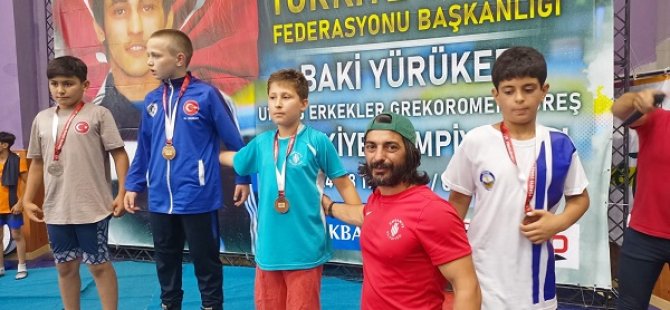 ÜMRANİYE’NİN GÜREŞ YILDIZLARI’NDAN ÇİFTE BAŞARI