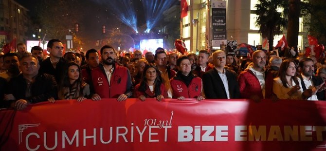 KADIKÖY’DE YÜZ BİNLER CUMHURİYET İÇİN YÜRÜDÜ