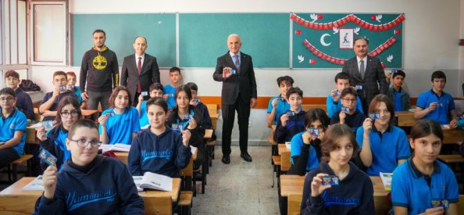 BAŞKAN YILDIRIM ÖĞRENCİLERE DİJİTAL SINAV PLATFORMU KARTLARINI DAĞITTI