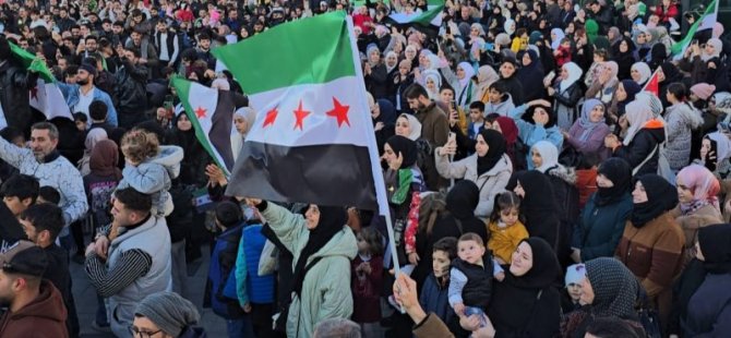 ÜMRANİYE 15 TEMMUZ ŞEHİTLER MEYDANI'NDA SURİYELİLERDEN COŞKULU KUTLAMA