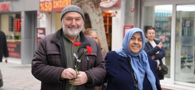 KARTAL BELEDİYESİ'NDEN KEMAN EŞLİĞİNDE KARANFİL DAĞITIMI