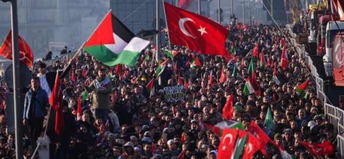 GALATA KÖPRÜSÜ'NDEN FİLİSTİN İÇİN TEK YÜREK