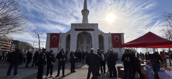 SURİYE'DE ŞEHİT DÜŞEN TÜM KOMUTANI MUHİTTİN ÇUKUR İÇİN PENDİK'TE GIYABI CENAZE NAMAZI KILINDI