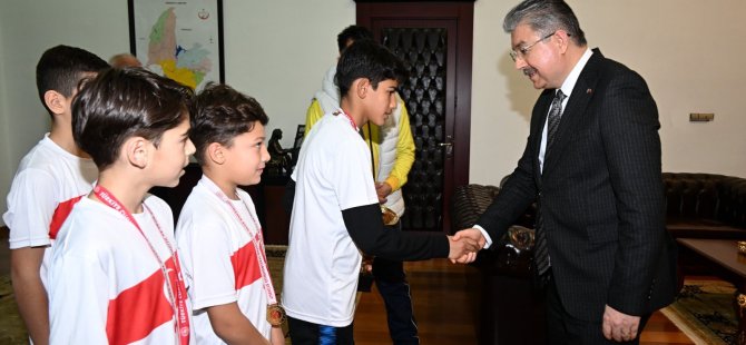 OSMANİYE VALİSİ DR. ERDİNÇ YILMAZ FUTSAL TURNUVA TAKIMI  ŞAMPİYONLARINI MAKAMINDA AĞIRLADI