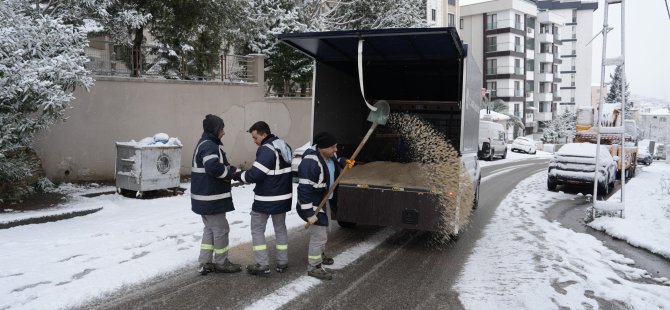 KARTAL BELEDİYESİ EKİPLERİ KARLA MÜCADELE ÇALIŞMALARINI ARALIKSIZ SÜRDÜRÜYOR