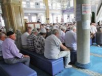 SANDALYE ÜZERİNDE NAMAZ KILINMASINA TEPKİLER SÜRÜYOR