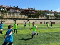 PENDİKLİ  MİNİK FUTBOLCULAR PROFESYONEL FUTBOLCULARA TAŞ ÇIKARDI