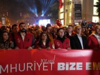 KADIKÖY’DE YÜZ BİNLER CUMHURİYET İÇİN YÜRÜDÜ